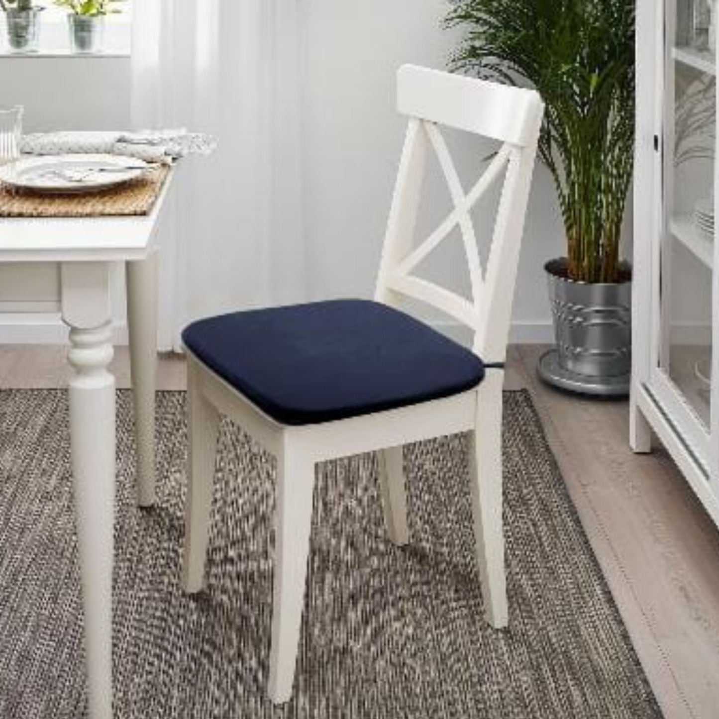 coussin ergonomique bleu marine sur chaise dans salon