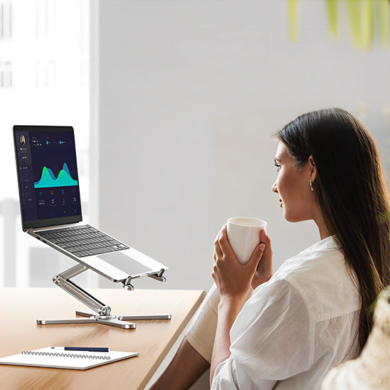 femme portant chemise assise devant support ordinateur portable