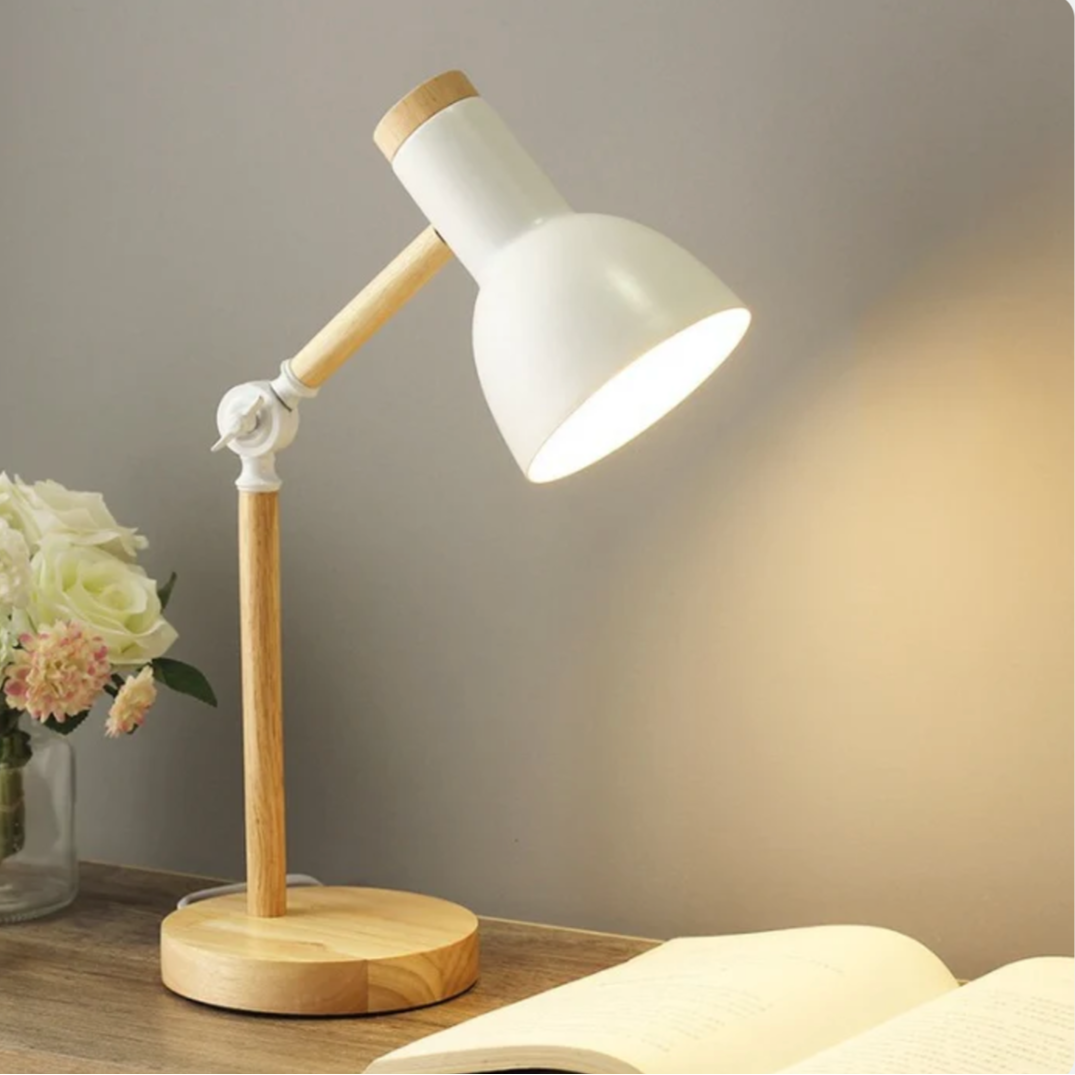 lampe de bureau blanche sur bureau