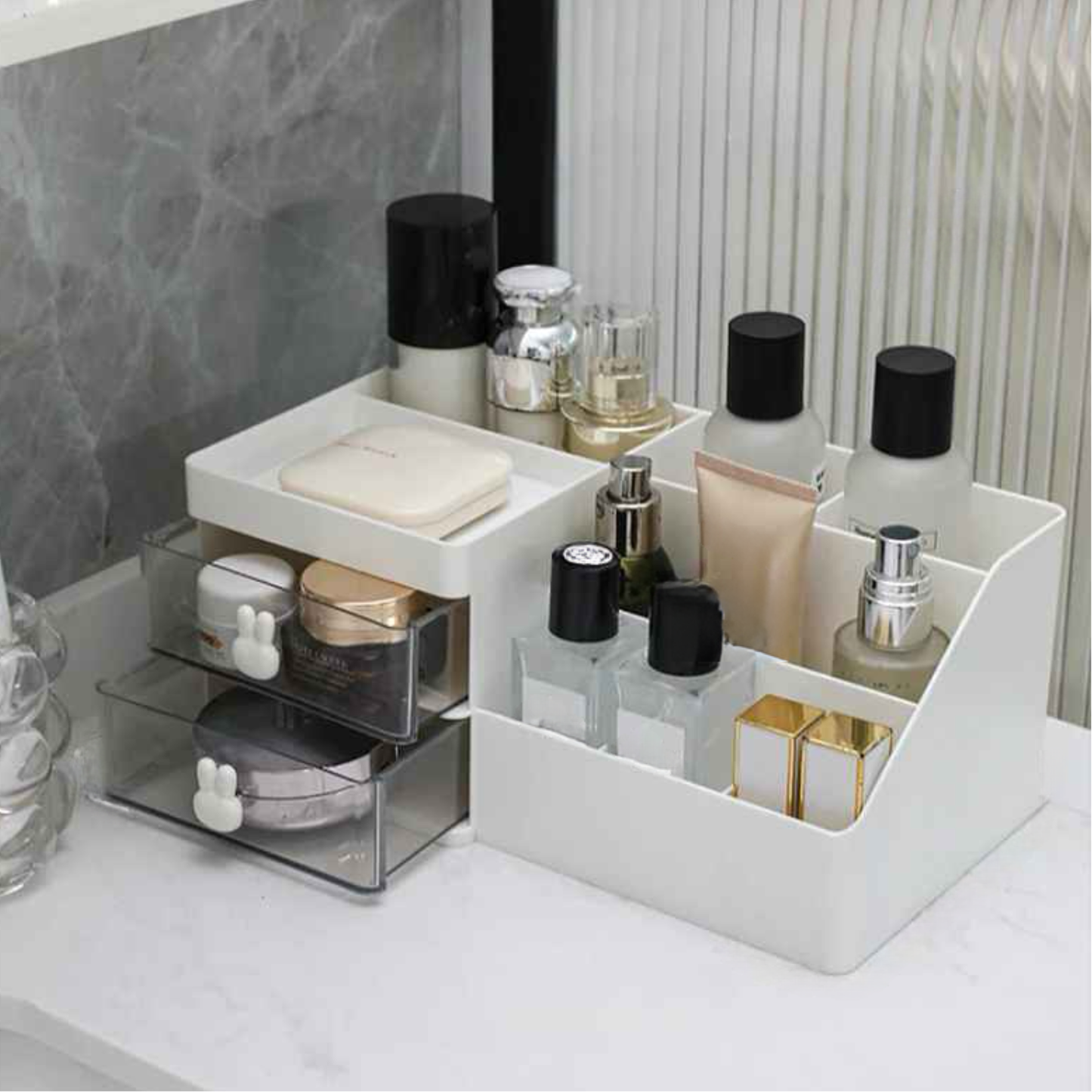 organisateur bureau sur étagère avec accessoires beauté