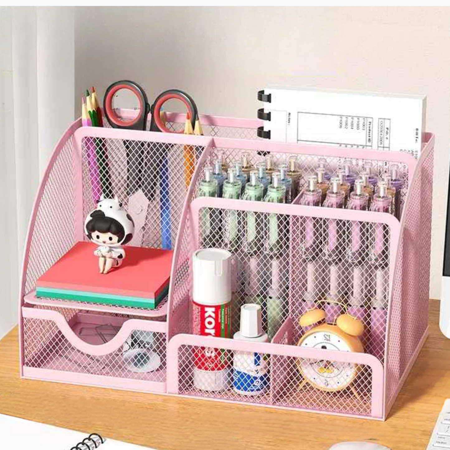 organiseur de bureau métal mesh rose sur bureau
