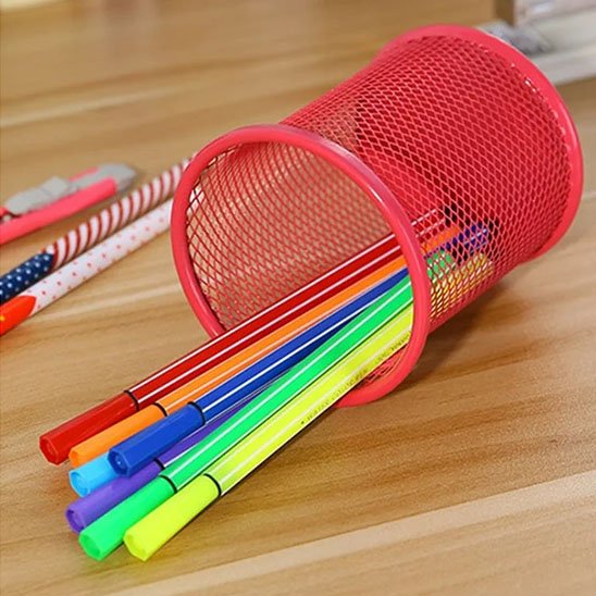 pot à crayon metal mesh couleur rouge sur bureau marron