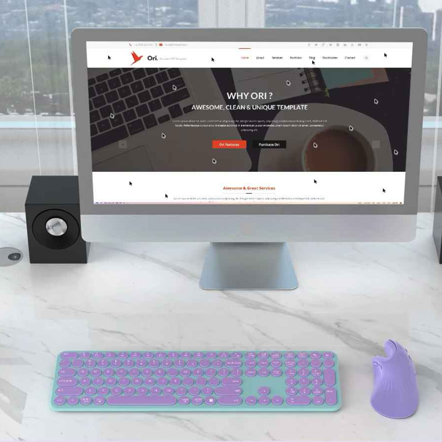 souris ergonomique verticale sur bureau devant ordinateur