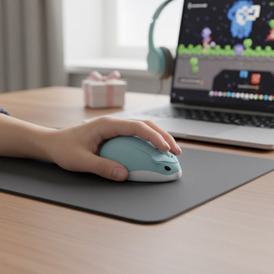 souris sans fil design forme hamster couleur bleue sur bureau