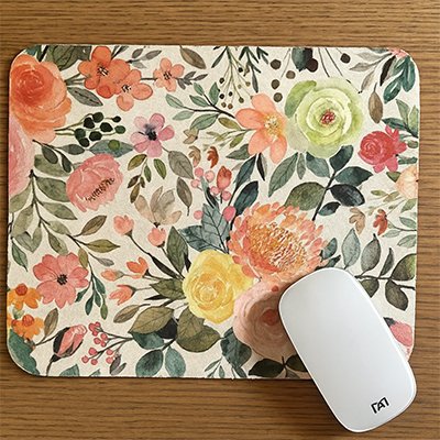 tapis de souris floral sur bureau en bois avec souris