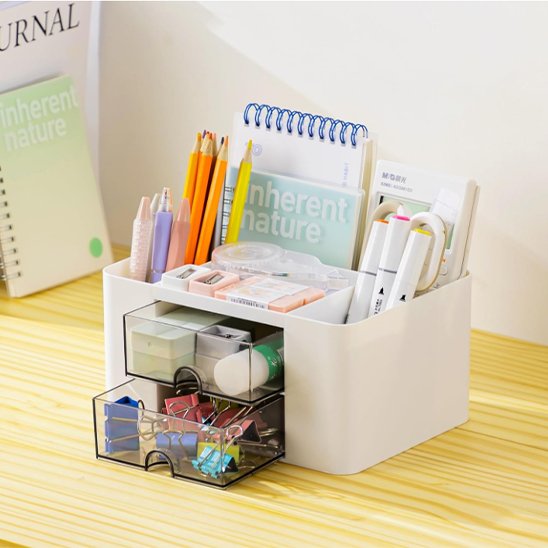 boite de rangement bureau coloris blanc sur bureau avec fournitures