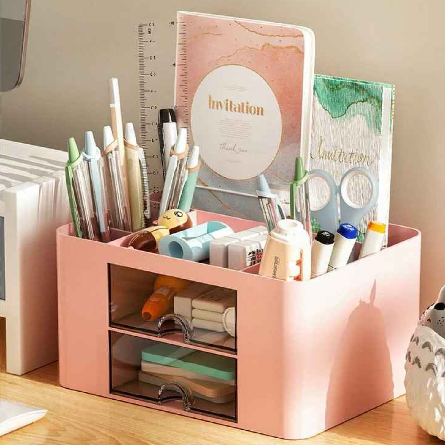 boite de rangement bureau couleur rose sur bureau