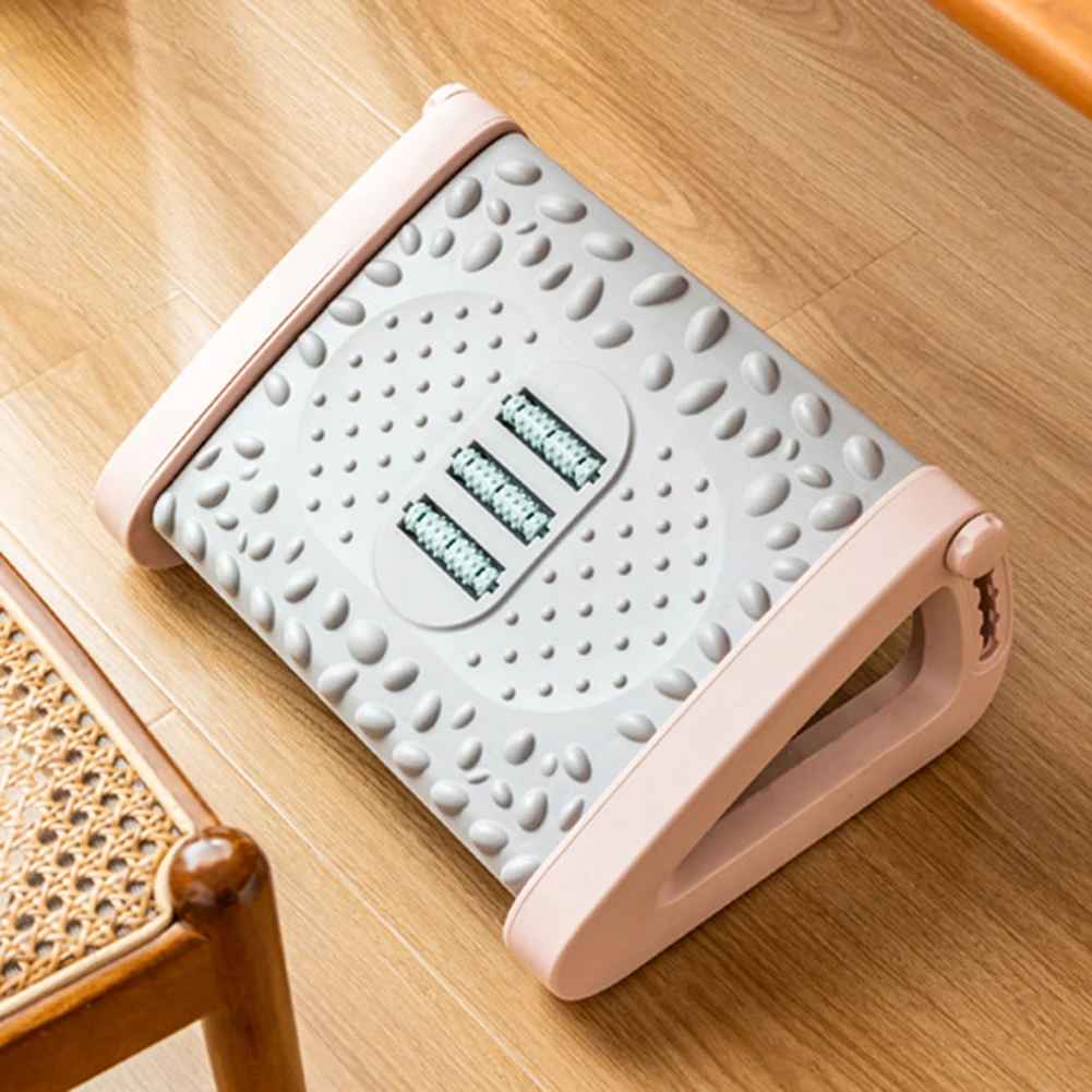 bureau repose pied rose sur parquet