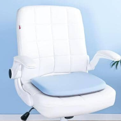 coussin ergonomique bleu ciel sur chaise de bureau