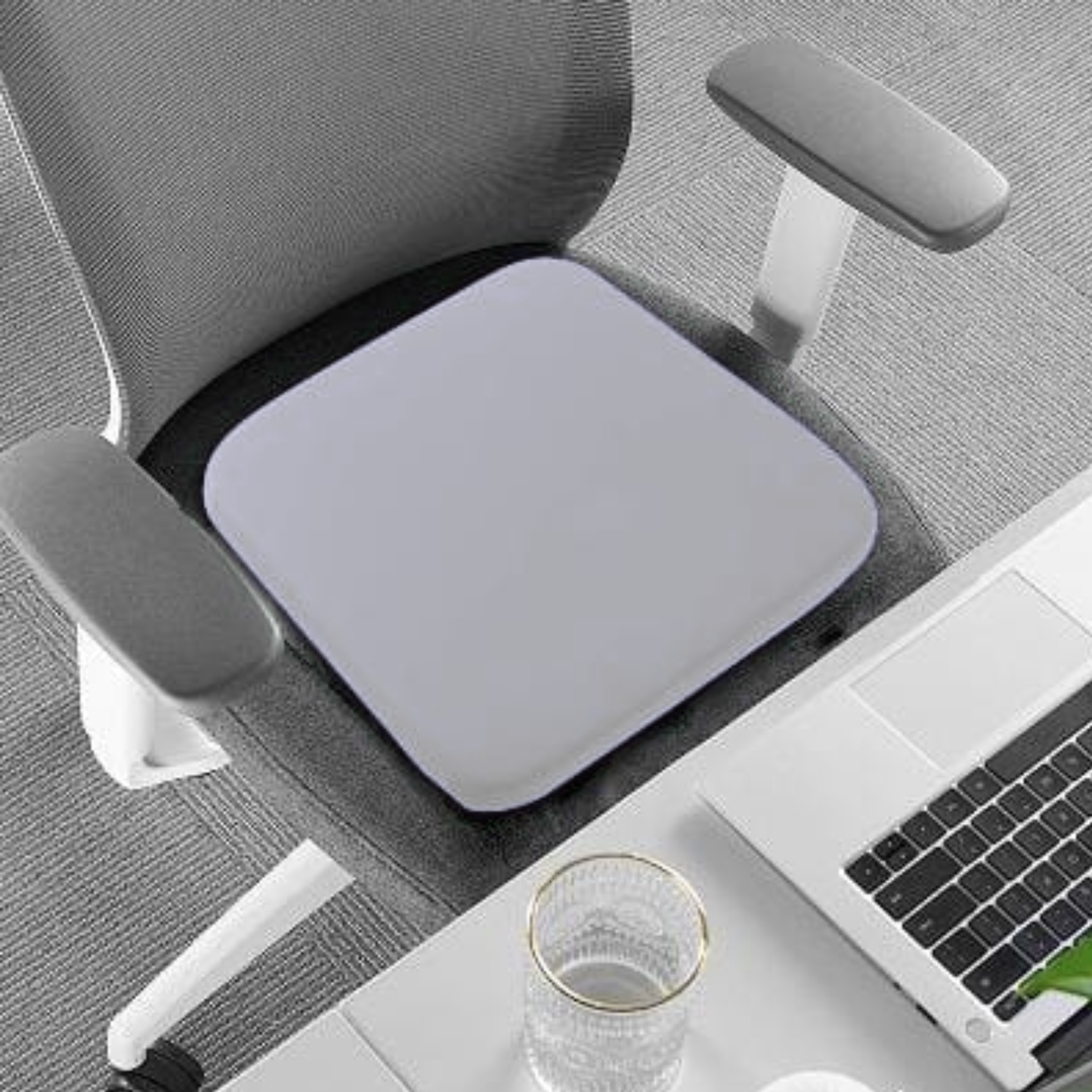 coussin ergonomique gris sur chaise de bureau