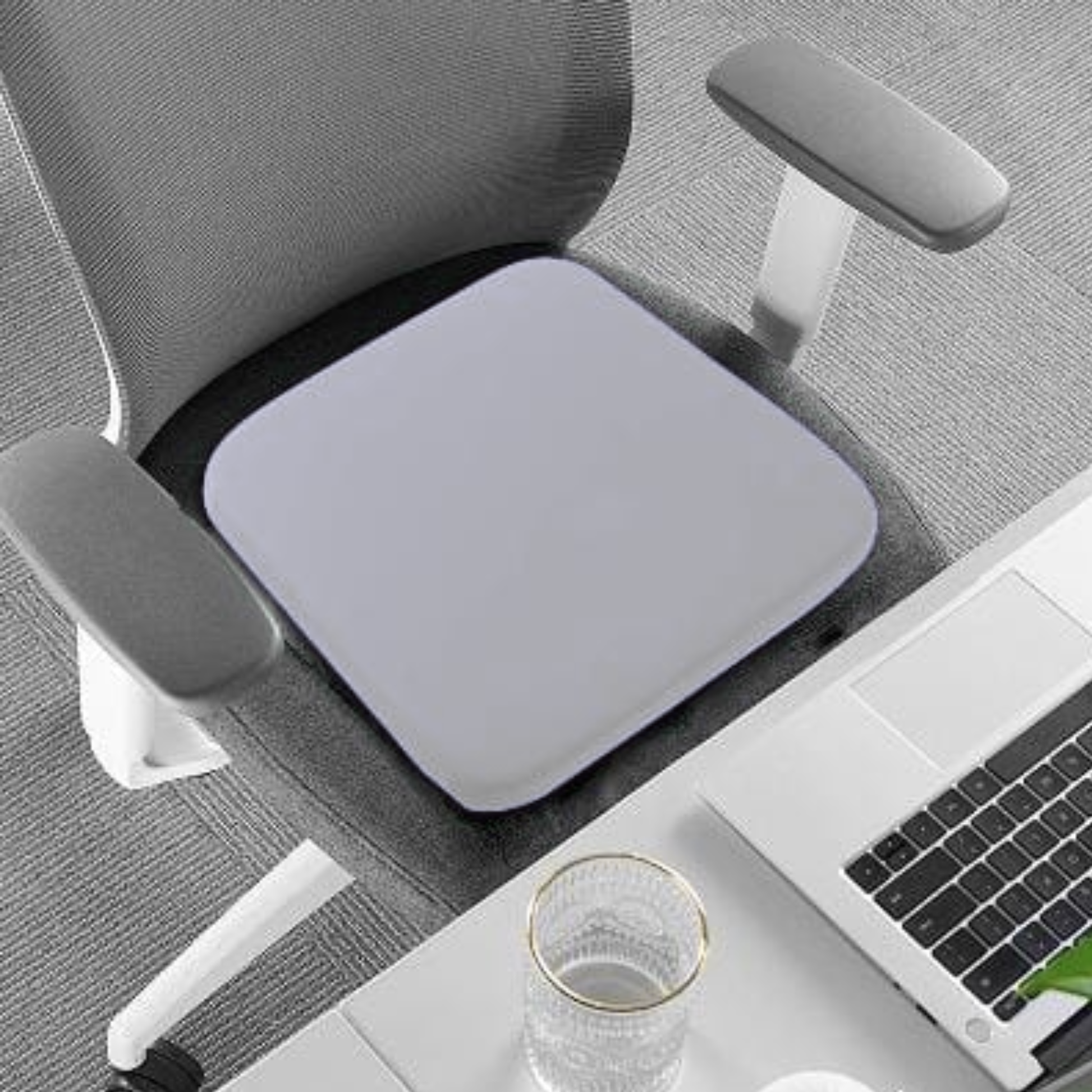 coussin ergonomique gris sur chaise de bureau