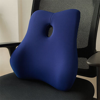 coussin lombaire bleu sur chaise de bureau