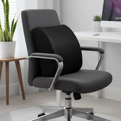 coussin pour lombaire sur chaise de bureau dans bureau