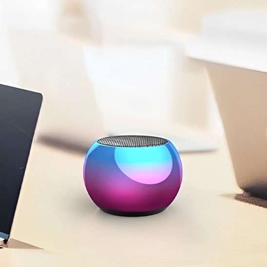 Enceinte bluetooth sphérique design irisé  sur bureau 