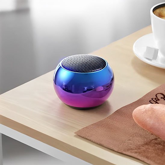 Enceinte bluetooth sphérique design irisé sur table beige