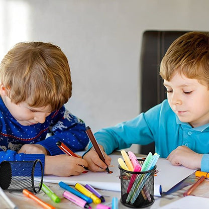 enfants assis dans bureau avec pot à crayon métal mesh