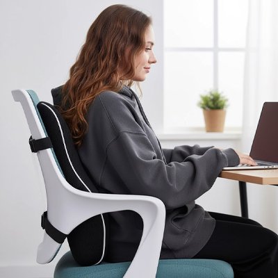 femme assis sur chaise de bureau avec coussin lombaire 