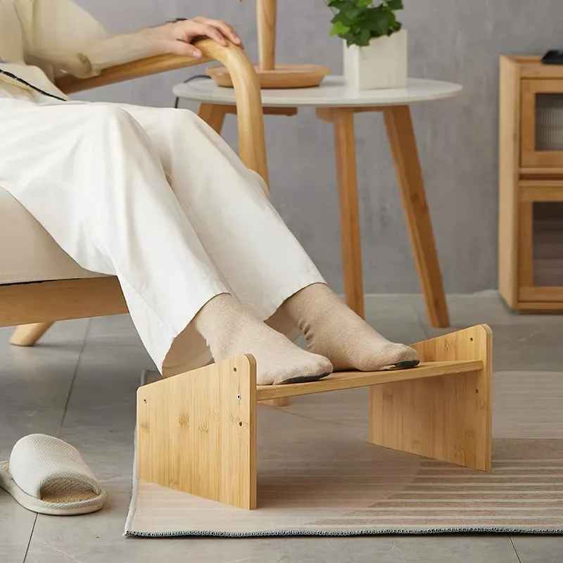 femme assise canapé pieds sur repose pied bureau en bois