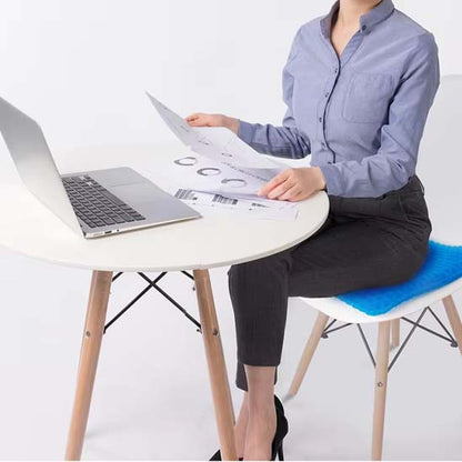 femme chemise bleue pantalon noir assise sur coussin ergonomique nid d'abeille