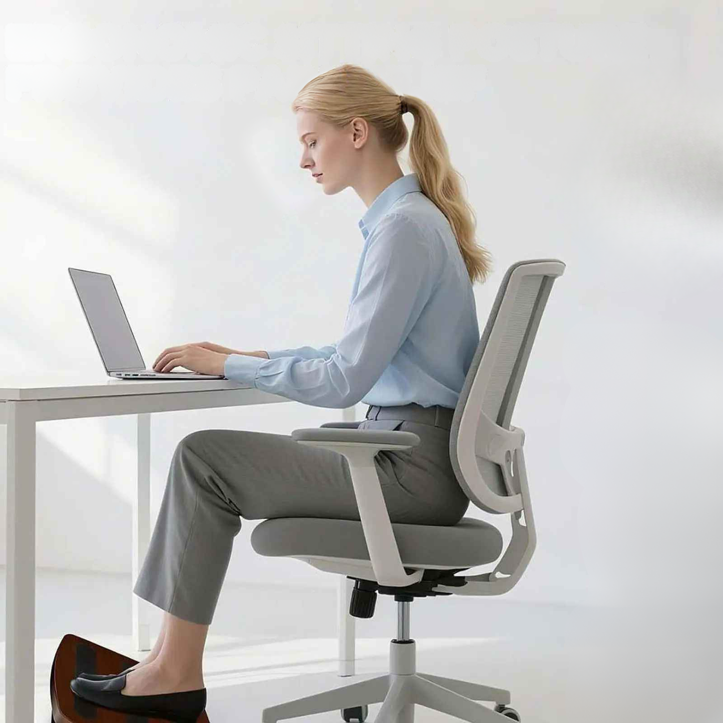 femme devant bureau pieds sur repose-pieds bureau en bois