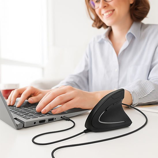 femme devant ordinateur avec souris ergonomique filaire 
