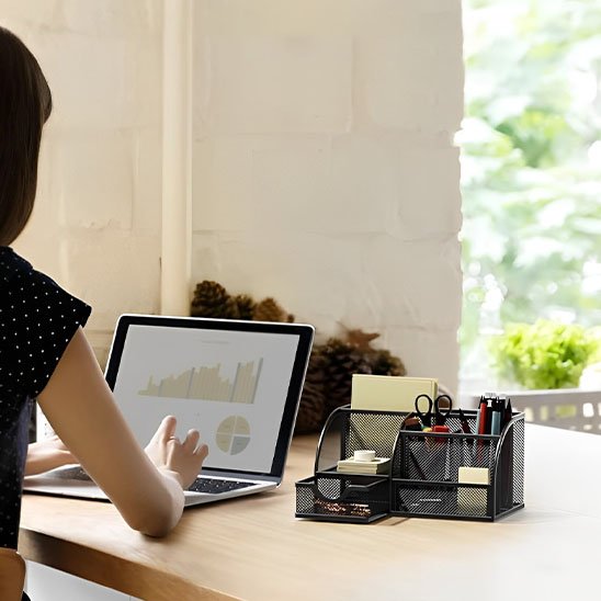 femme devant organiseur de bureau métal mesh sur bureau beige