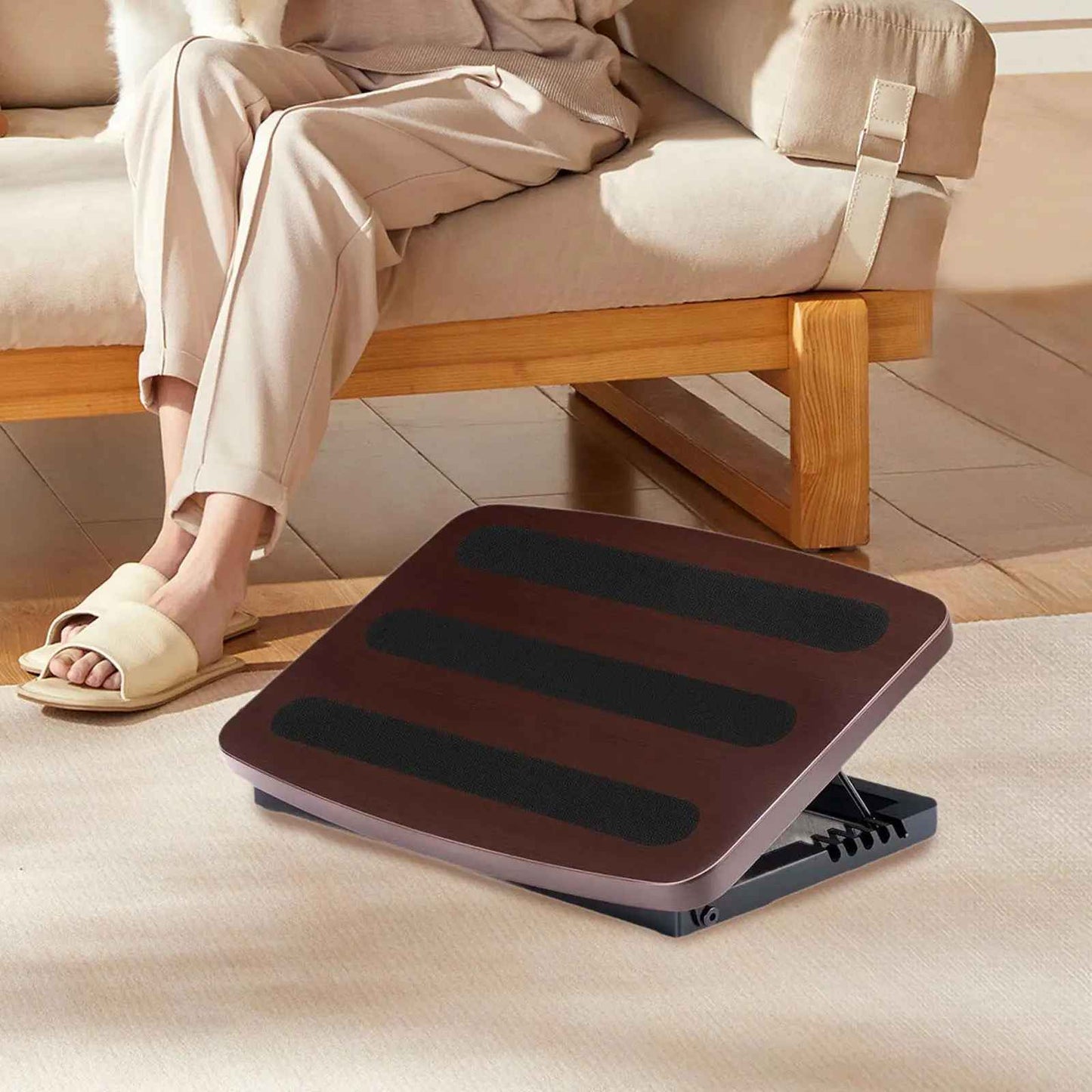 femme devant repose-pieds bureau en bois dans salon