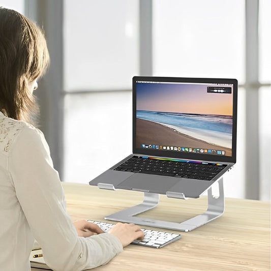 femme devant support ordinateur portable couleur argent