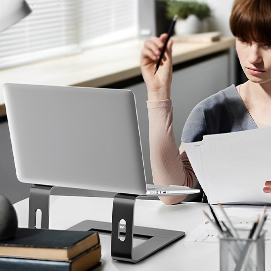 femme devant support ordinateur portable dans bureau