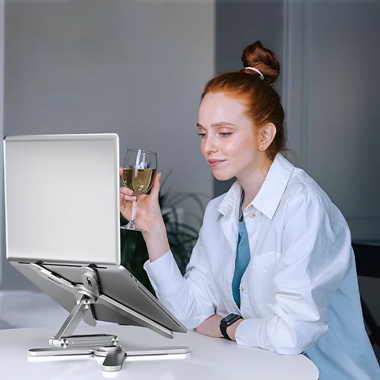 femme portant blouse médicale assise devant support ordinateur portable