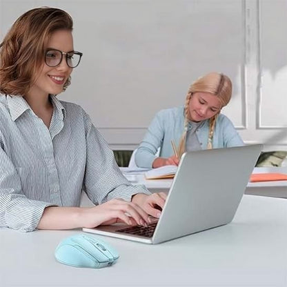 femme souriante devant ordinateur avec souris sans fil bluetooth