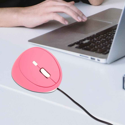 femme sur ordinateur portable avec souris ergonomique filaire rose