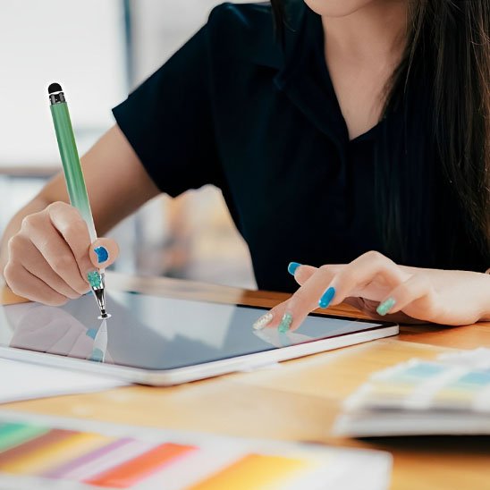 femme tenant stylet tablette vert dans bureau