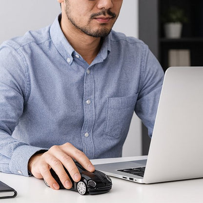 homme assis avec souris sans fil design voiture sur bureau