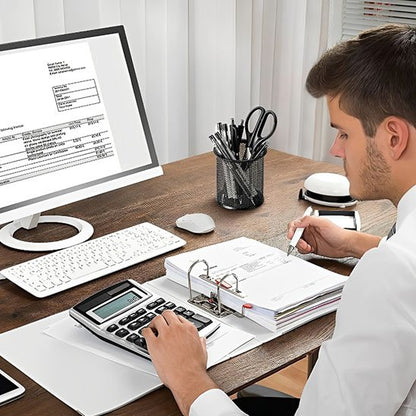 homme assis dans bureau avec pot à crayon métal mesh 