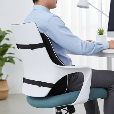 homme assis devant coussin lombaire 