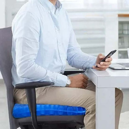 homme assis sur coussin ergonomique devant bureau