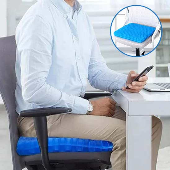 homme assis sur coussin ergonomique-devant un bureau