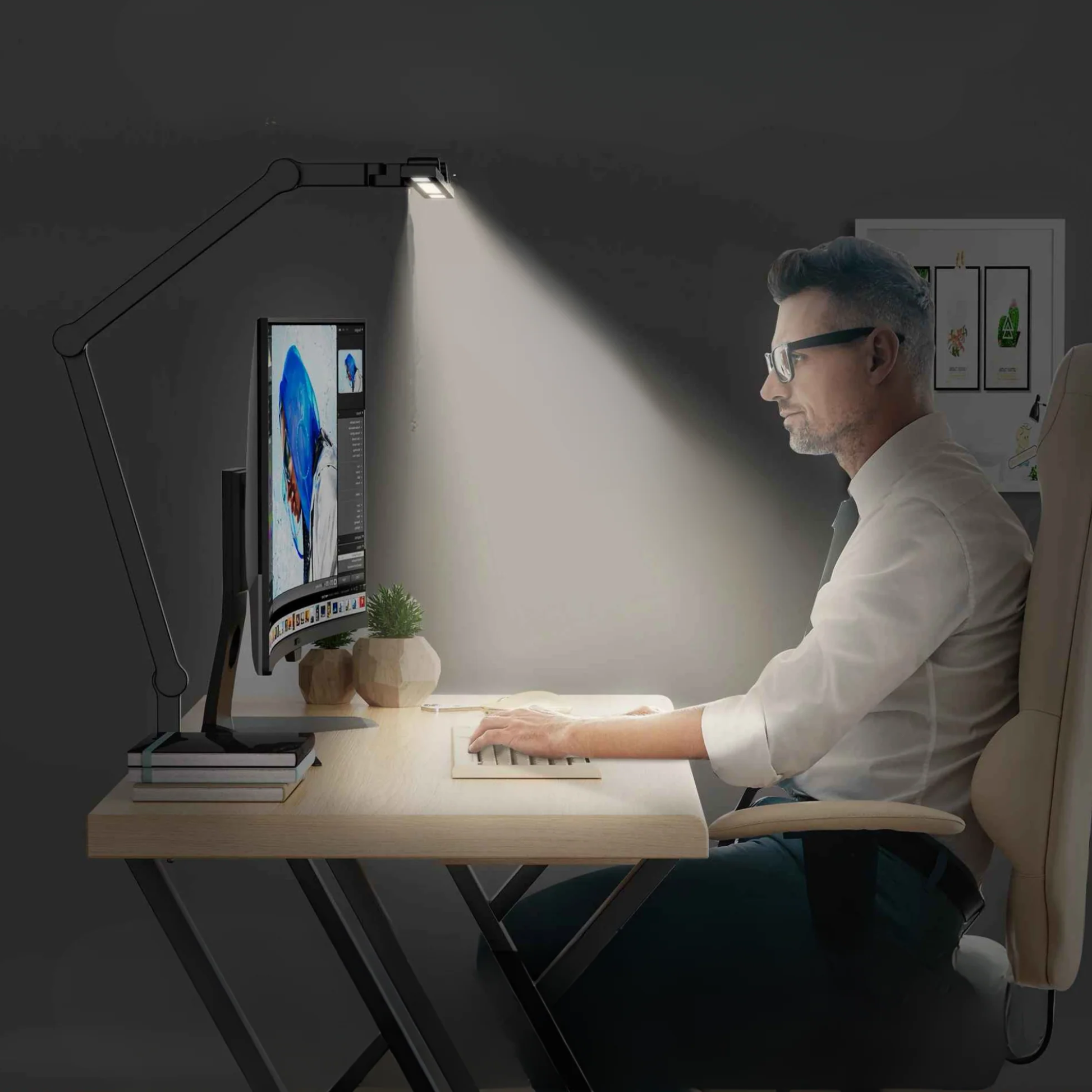 homme chemise blanche assis devant lampes de bureau