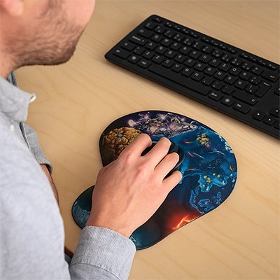 homme main sur tapis de souris ergonomique devant clavier