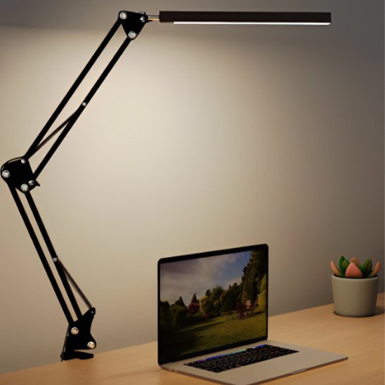 lampe de bureau design architecte sur bureau beige avec ordinateur