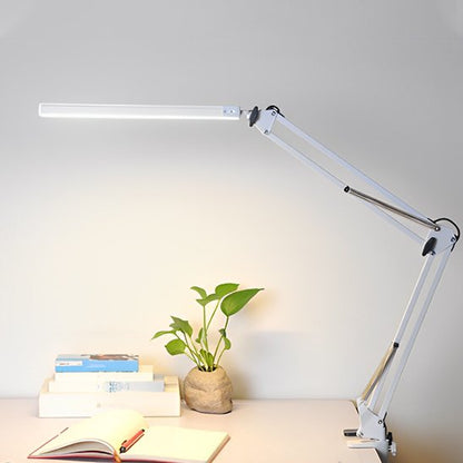 lampe de bureau design style architecte couleur blanche sur bureau 