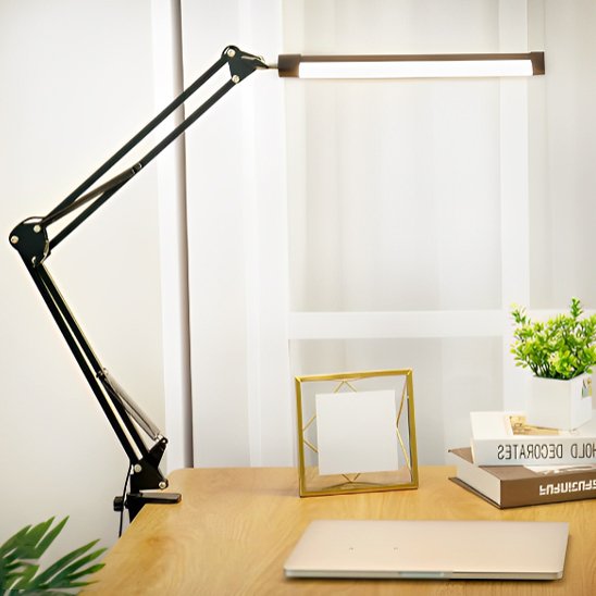 lampe de bureau design style architecte sur bureau beige