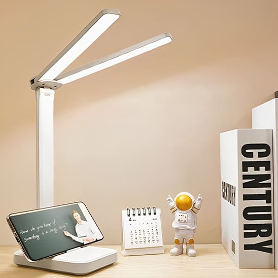 lampe de bureau led couleur blanche sur bureau 