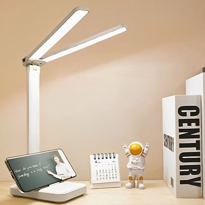 lampe de bureau led couleur blanche sur bureau 