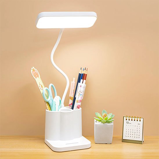 lampe de bureau leds sur bureau avec calendrier