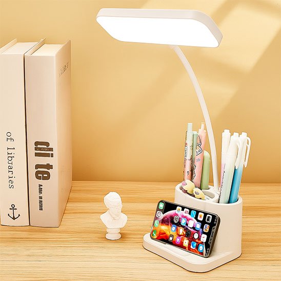 lampe de bureau leds sur bureau avec livres