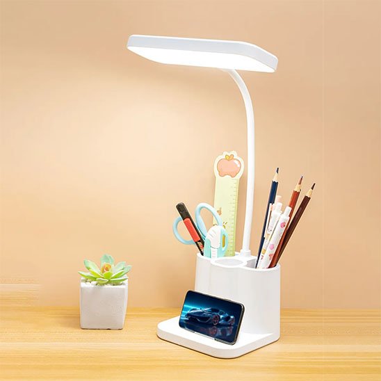 lampe de bureau leds sur bureau avec pot de fleurs