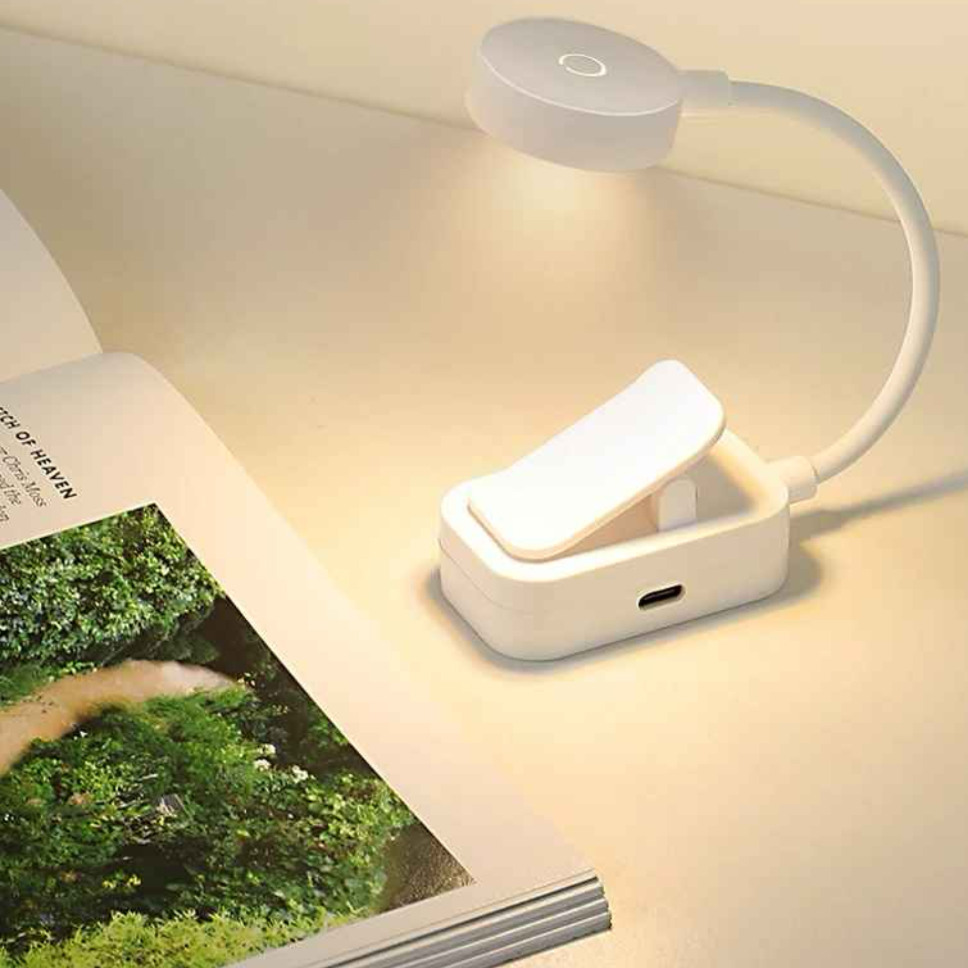 lampe de lecture à clipser posée devant livre