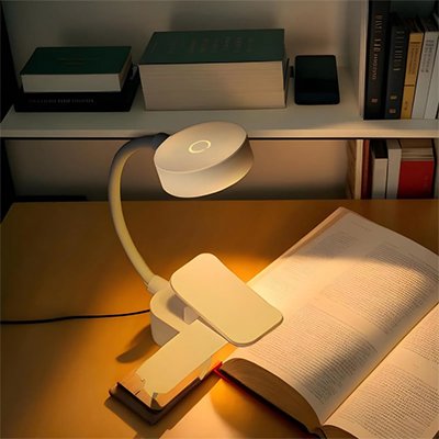 Lampe de lecture à clipser posée sur un bureau
